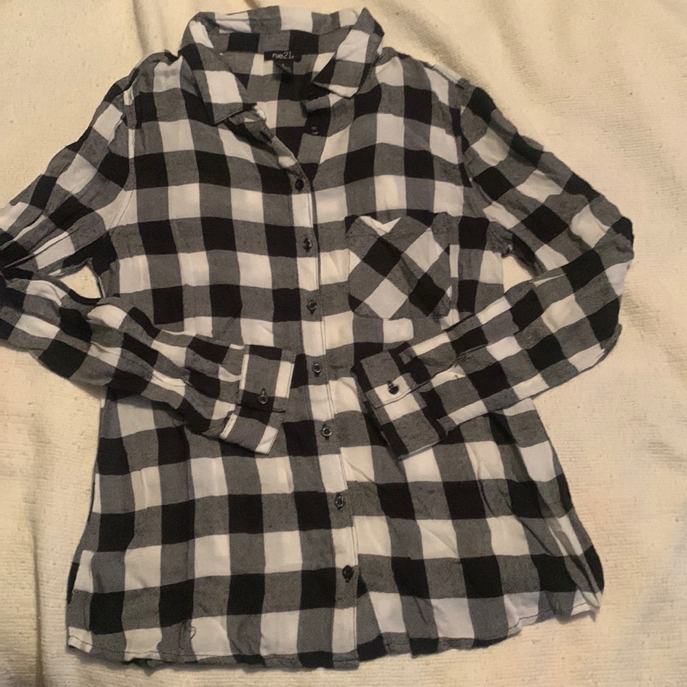 EUC Rue 21 black and white plaid button down